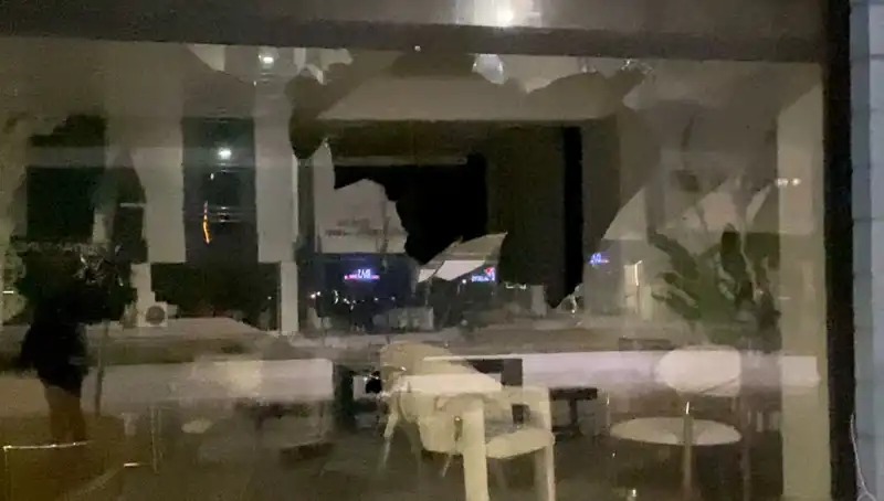 Mobilya Mağazasına Taşlı Saldırı: Güvenlik Kamerası Görüntüleri Ortaya Çıktı