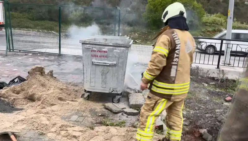 Başakşehir'de Çöp Konteynerinden Yükselen Dumanlar Panik Yarattı