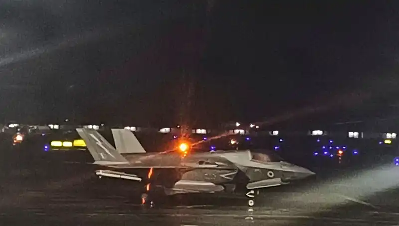 Hindistan'daki Mahsur İngiliz Savaş Uçağı Nihayet Havalanıyor