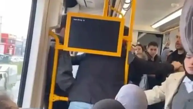 Metroda Tekme Tokat Kavga: Yolcuların Gözleri Önünde Sıcak Anlar