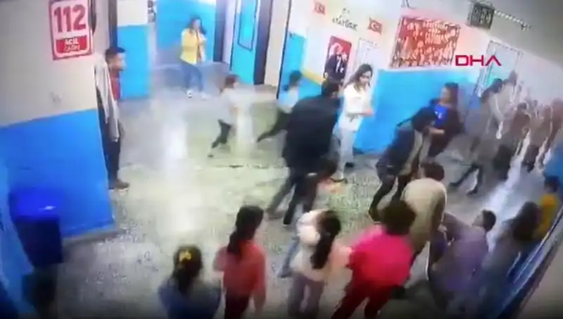 Baygın Düşen Öğrenciyi Müdür Yardımcısı Kurtardı: O Anlar Kamerada