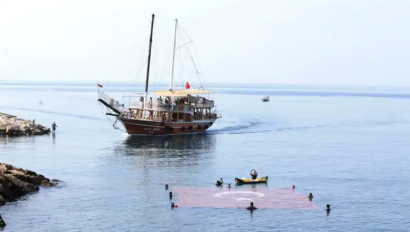 Denizde 15 Temmuz Anması: Kahramanlar Suya İniyor