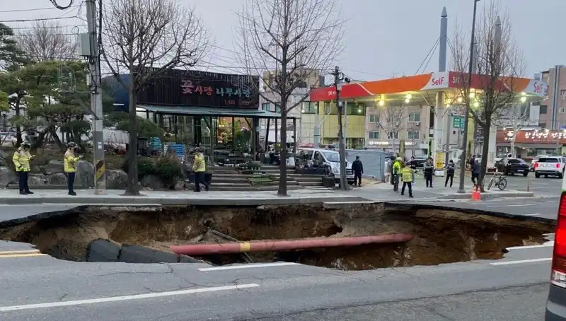 Güney Kore'de Dev Çukur Motosikleti Yuttu: 1 Kayıp, 1 Yaralı Olayı Şok Etti