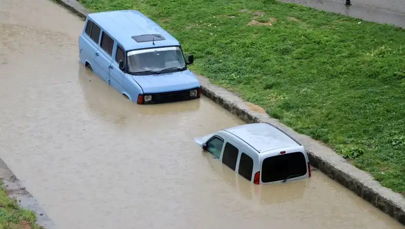 Güçlü Yağış Sonrası Şehirde Araçlar Su İçinde Kaldı!