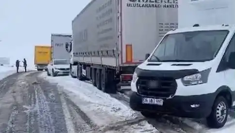 Kars-Ardahan Karayolunu Vuran Kar Yağışı TIR'ları Kara Sapladı