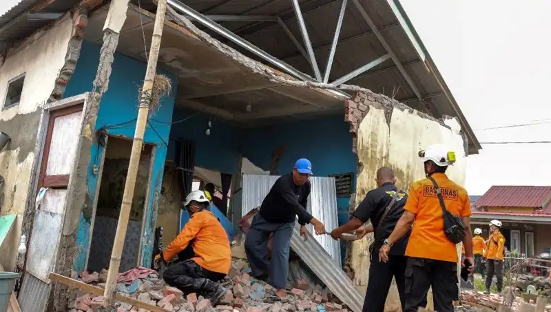 Endonezya'da 5.7 Büyüklüğünde Deprem: 8 Ev Yıkıldı, Can Kaybı Var mı?