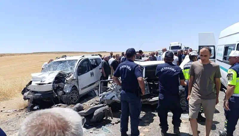 Otomobil ile Hafif Ticari Araç Çarpıştı: 4 Can Kaybı, 1 Yaralı