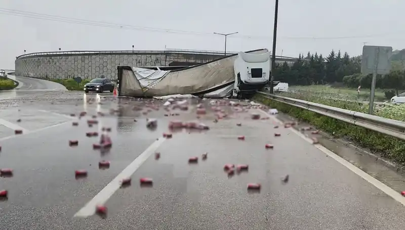Zincirleme Kaza: TIR Devrildi, Yola İçkiler Saçıldı!
