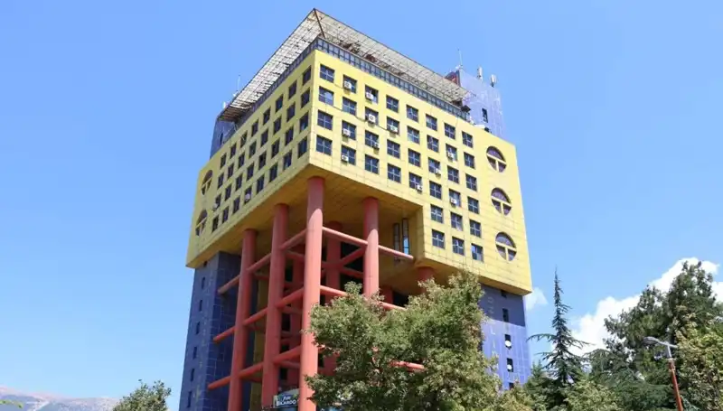 Dünyanın En Saçma Binası Yıkılıyor: Yeni Proje ile Gelecek Tasarlanıyor