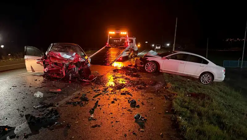 Çanakkale'de Korkunç Kaza: İki Otomobil Çarpıştı, 3 Kişi Hayatını Kaybetti
