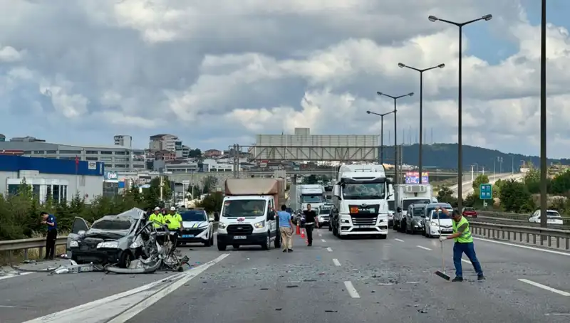 Otoyolda Feci Kaza: Üç Kişi Araçta Sıkıştı ve Trafik Felç Oldu