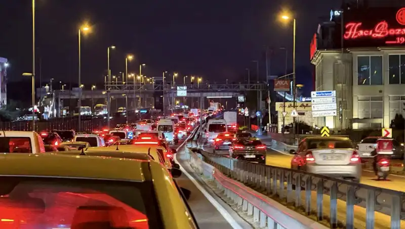Yenibosna Metrobüs Yaya Üst Geçidinde Büyük Yenileme Çalışmaları Başladı!