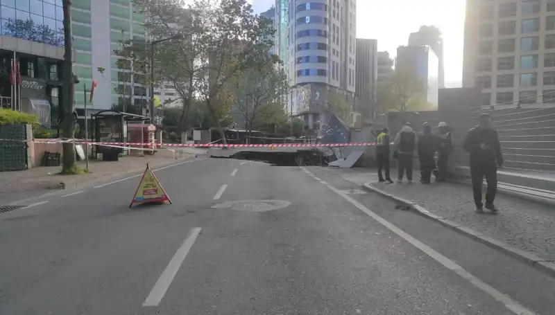 Sarıyer'de Cadde Çökmesi Alarmı: Trafik Felç Oldu!