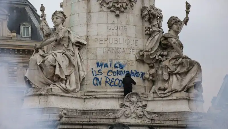 Paris Belediyesi'nden Grafiticilere Savaş: Şehir Duvarları Kapatılıyor!
