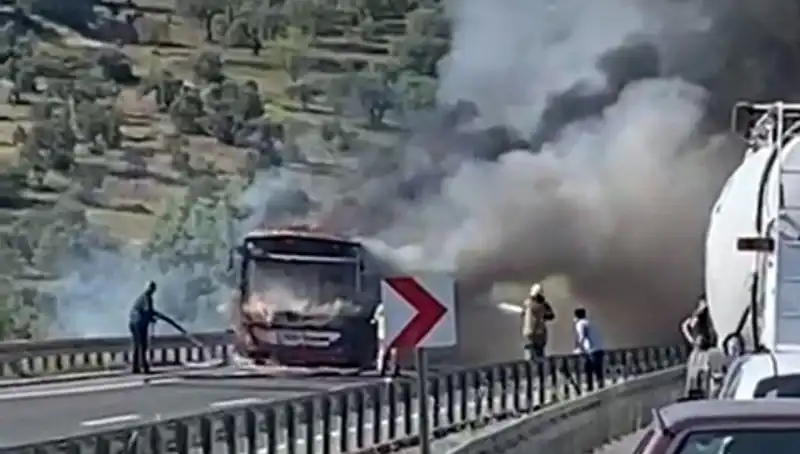 İzmir'de Belediye Otobüsü Yangını: Korku Dolu Anlar ve Yolcular Tahliye Edildi