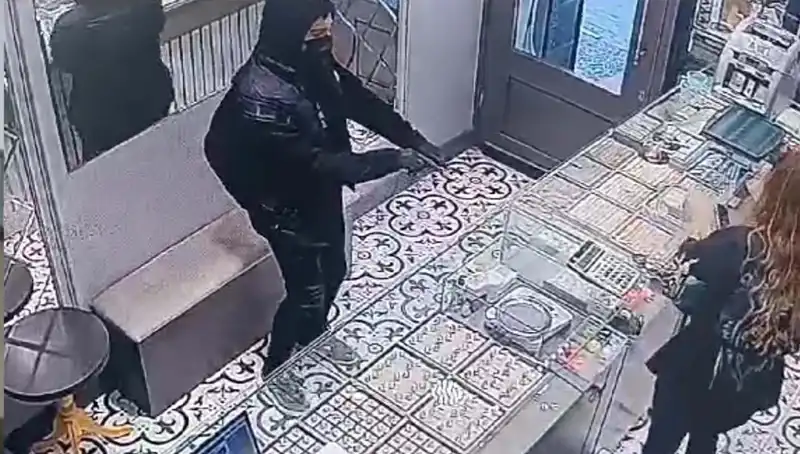 Dolaba Takılan Soygun Girişimi: Suçlular Engel Tanımadı