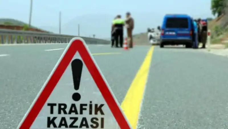 ** Türkiye'de Otomobil ve Hafif Ticari Araç Çarpıştı: 6 Kişi Hayatını Kaybetti**