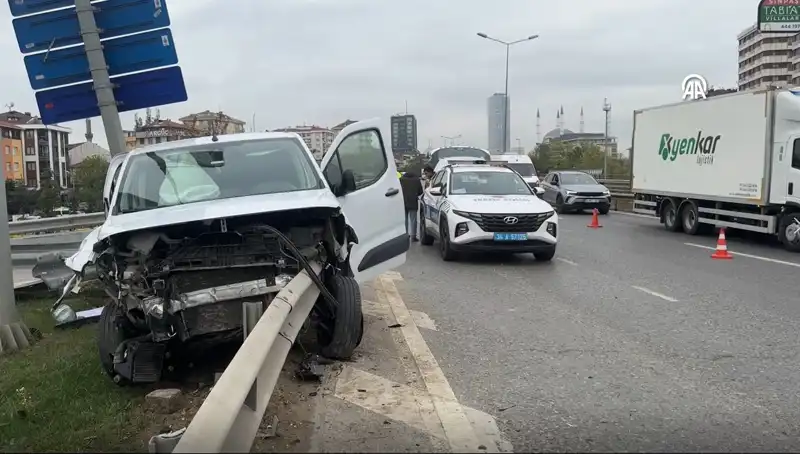 Otoyolda meydana gelen korkunç kaza: Bariyere saplanan araç tüm dikkatleri üzerine çekti