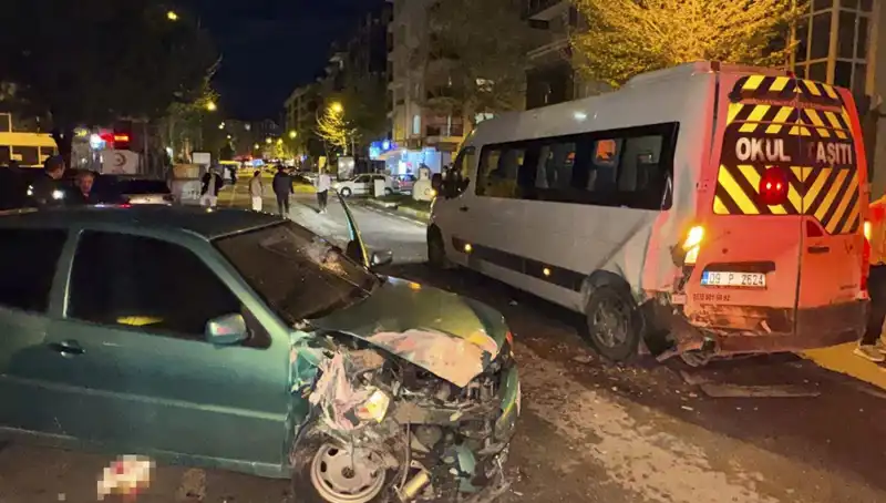 Otomobilin Servis Minibüsüne Çarpması: 6 Kişi Yaralandı