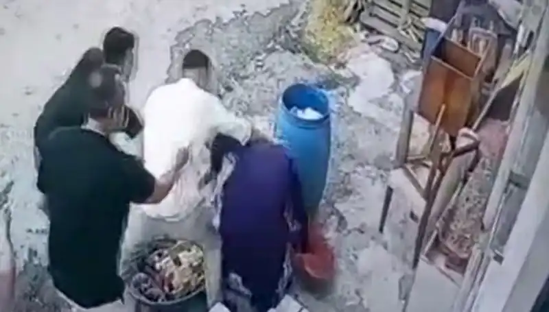 Başakşehir'de Baba ve Oğul, Bidon Kavgasında 58 Yaşındaki Kadına Saldırdı