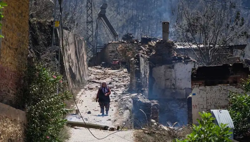 İzmir ve Bilecik'te Yangın Faciası: 415 Bina Küller İçinde