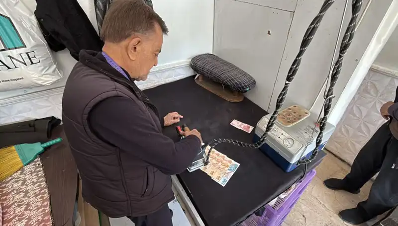 47 Yıllık Terzi Ahmet’in Paraları Ütüleme Geleneği: Neden Böyle Yapıyor?