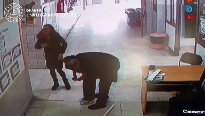 Okulda Hayat Kurtaran Öğretmen: Heimlich Manevrası ile Mucize