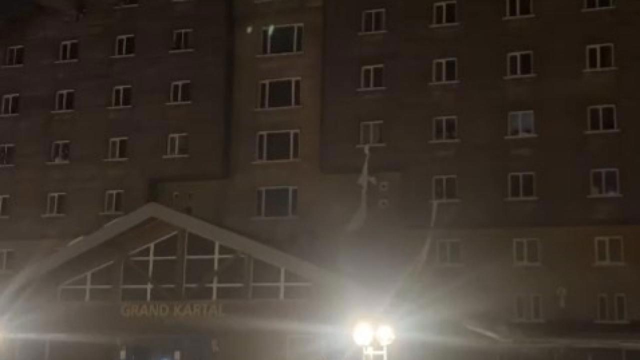 Oteldeki yangında çarşaflarla kaçma çabası