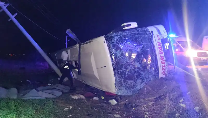 Van'da Yolcu Otobüsü Devrildi: 28 Kişi Yaralandı, Kazanın Ardındaki Nedenler Ortaya Çıktı