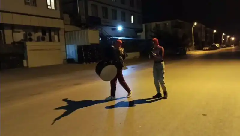 Erzincan'ın Sahur Geleneği: "Örümcek Adamlar" Sokaklarda Davul Zurna Çaldı