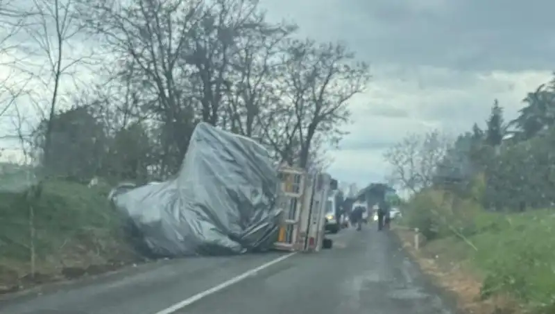 Tekirdağ'da Saman Yüklü TIR Devrildi: Yaralılar arasında Kimler Var?