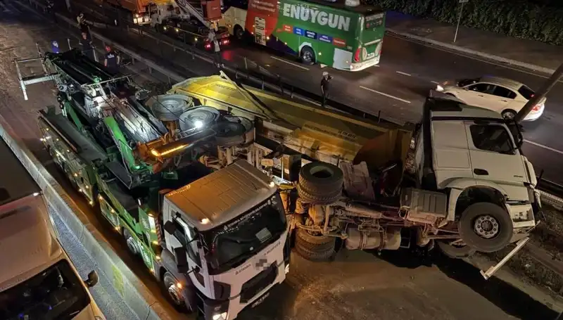 Moloz Yüklü Hafriyat Kamyonu Devrildi: Şehirde Kargaşaya Neden Oldu