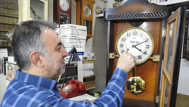 10 Metrekarelik Dükkanında Tarihi Saatleri Yeniden Hayata Döndürüyor