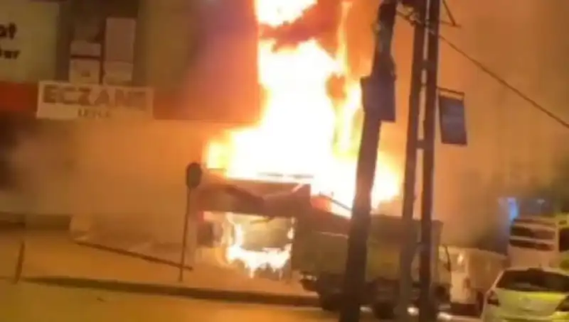 Başakşehir'deki İş Merkezinde Korkutan Yangın: Can ve Mal Kaybı Olmadı