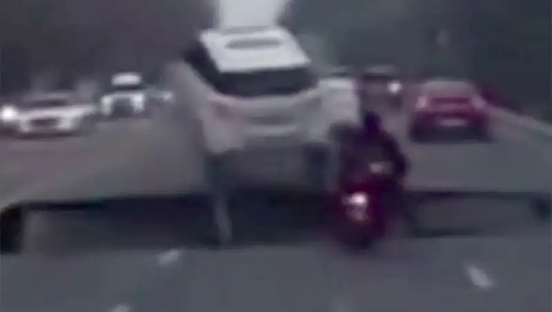 Güney Kore Otoyolunda Olan Dev Çukur Motosikleti Yuttu!