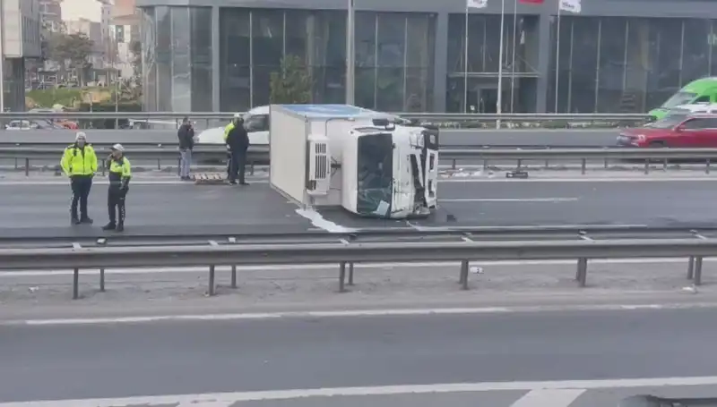 Basın Ekspress’te Kamyonet Devrildi, Trafik Kilitlendi: Nedenleri ve Son Gelişmeler