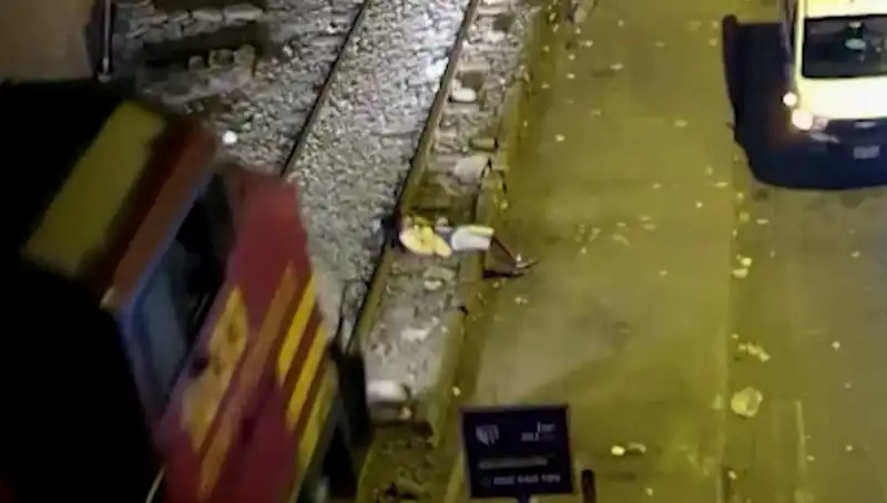 Mucizevi Kurtuluş: Tren Çarptıktan Sonra Yürüyen Adamın Hikayesi