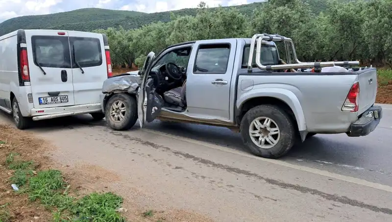 Bursa'da Minibüs ve Kamyonet Çarpıştı: Sarsıcı Kazada İki Yaralı