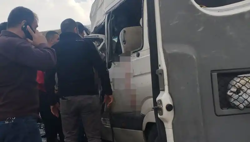 Van'da Feci Kaza: Minibüs ve Kamyonet Çarpıştı, 6 Ölü 8 Yaralı!