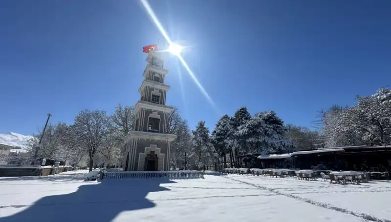 Erzincan'da Nisan Ayında Beklenmedik Kar Yağışı Şaşırttı