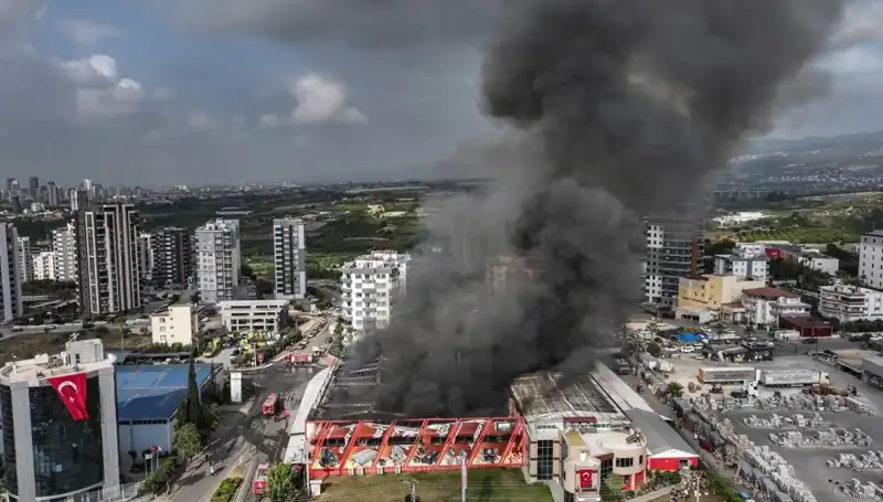 Mersin'deki Fabrika Yangını: Alanda TOMA ve Ekipler Seferber Oldu