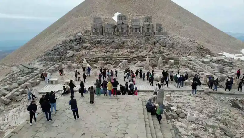 Bayram Tatilinde Nemrut Dağı’na Yoğun Ziyaret: Ziyaretçi Akını Nedeniyle Büyüleyici Manzaralar