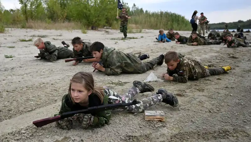 Rusya'da 8 Yaşındaki Çocukların Askeri Eğitimi: Çarpıcı Görüntüler