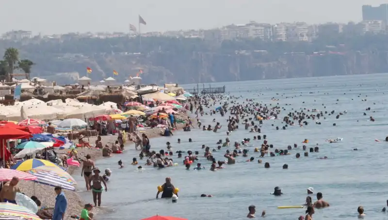 Antalya'da Yaz Sıcaklıkları Rekor Kırdı: Deniz Keyfi Zirveye Ulaştı!