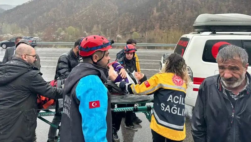 Otomobil İstinad Duvarına Çarptı: 5 Kişi Yaralandı, Olayın Sebepleri Araştırılıyor