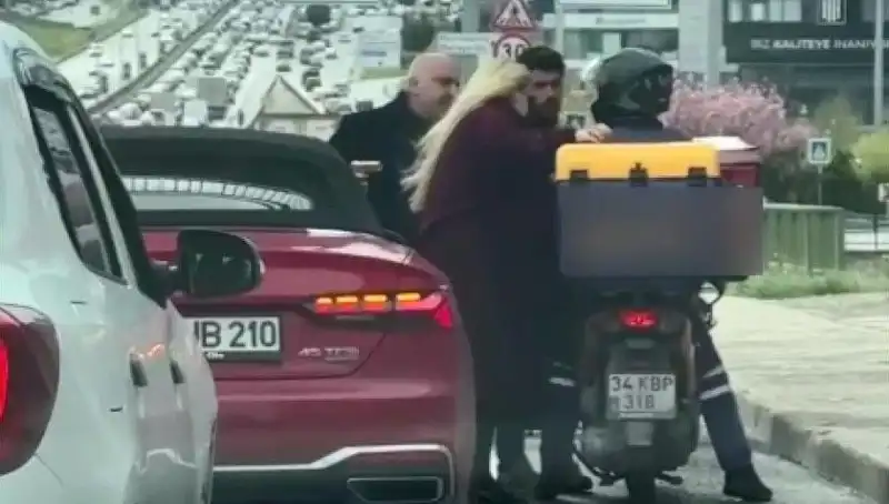 D-100'de Korkunç Olay: Motokuryeye Silah Çeken Kişi Gözaltına Alındı!