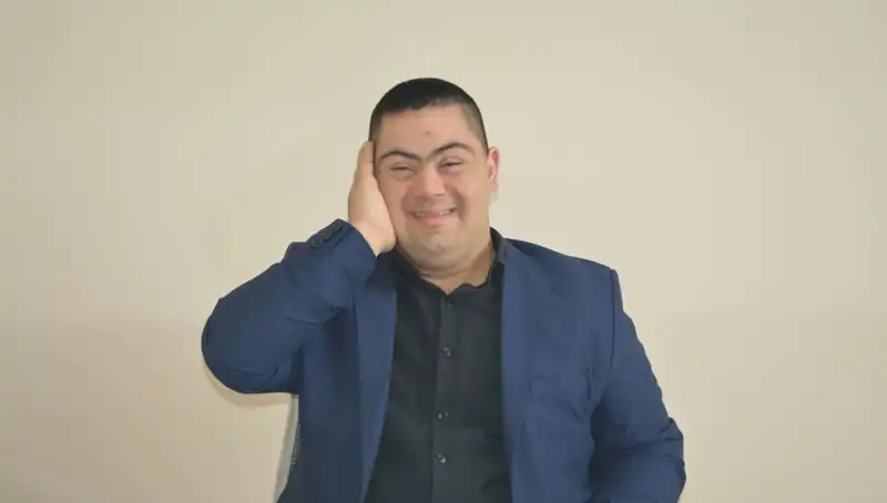 Down Sendromlu Genç Erdinç'in Hayali, Dinleyenleri Mest Ediyor