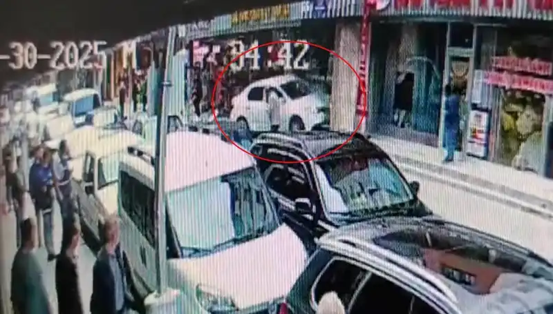 Alkollü Sürücünün Mağaza Kazası: 2 Çocuk Son Anda Kurtarıldı!