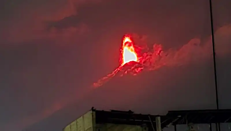 Fuego Yanardağı Patladı, 30 Bin Kişi Tahliye Tehditi Altında
