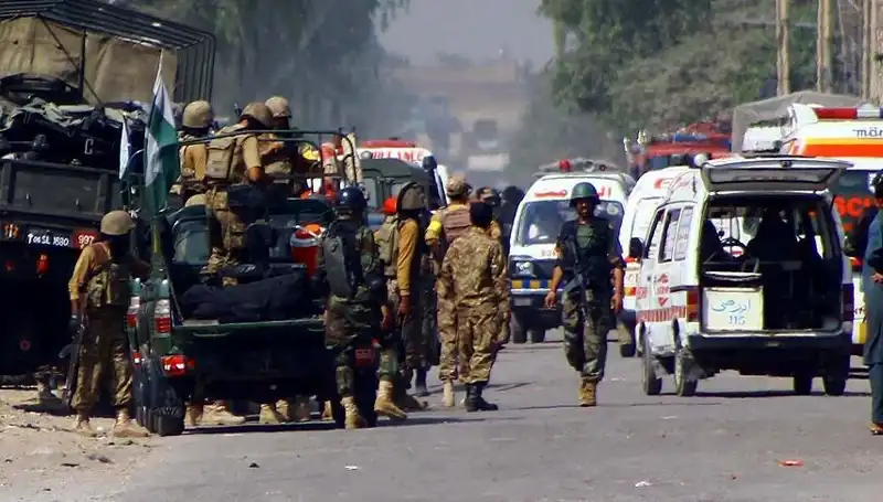 Pakistan'da Can Pazarına Dönüşen Bombalı Saldırı: 5 Güvenlik Görevlisi Hayatını Kaybetti